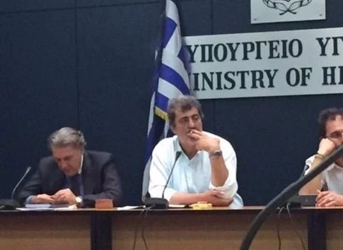 Ούτε ο υπουργός Υγείας δεν τηρεί τους νόμους περί καπνίσματος – Εικόνες ντροπή από τον Πολάκη